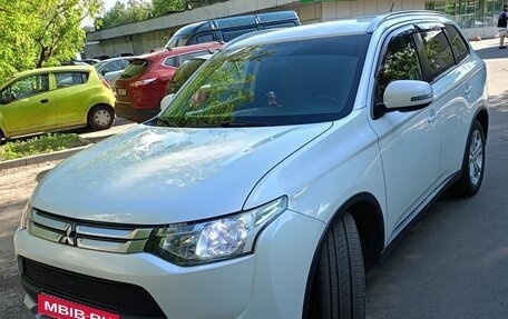 Mitsubishi Outlander III рестайлинг 3, 2014 год, 1 700 000 рублей, 7 фотография