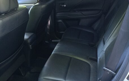 Mitsubishi Outlander III рестайлинг 3, 2014 год, 1 700 000 рублей, 13 фотография