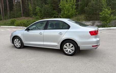 Volkswagen Jetta VI, 2011 год, 999 000 рублей, 2 фотография