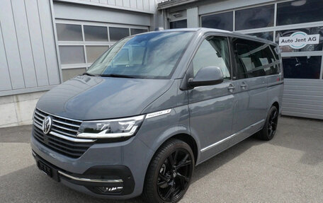 Volkswagen Multivan T6 рестайлинг, 2023 год, 4 530 000 рублей, 2 фотография