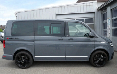 Volkswagen Multivan T6 рестайлинг, 2023 год, 4 530 000 рублей, 3 фотография
