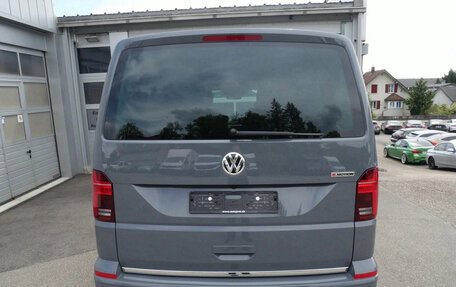 Volkswagen Multivan T6 рестайлинг, 2023 год, 4 530 000 рублей, 6 фотография