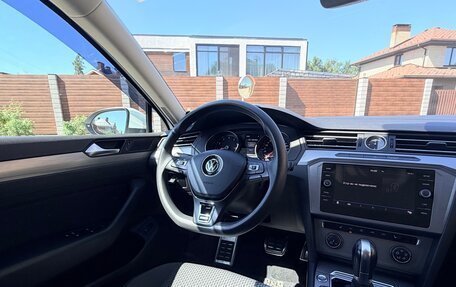 Volkswagen Passat B8 рестайлинг, 2017 год, 1 680 000 рублей, 14 фотография