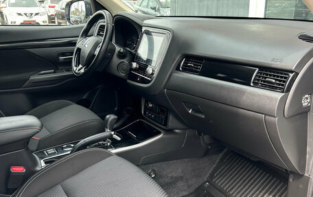 Mitsubishi Outlander III рестайлинг 3, 2021 год, 2 290 000 рублей, 14 фотография