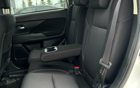 Mitsubishi Outlander III рестайлинг 3, 2021 год, 2 290 000 рублей, 11 фотография