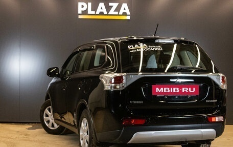 Mitsubishi Outlander III рестайлинг 3, 2014 год, 1 499 000 рублей, 4 фотография