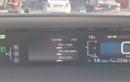 Toyota Prius IV XW50, 2017 год, 1 825 000 рублей, 6 фотография