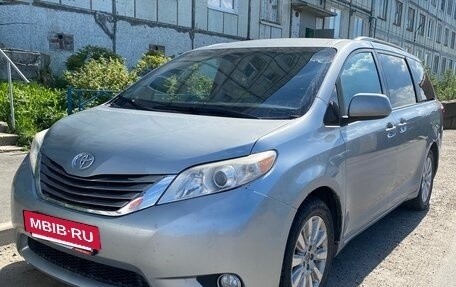 Toyota Sienna III, 2015 год, 2 550 000 рублей, 2 фотография