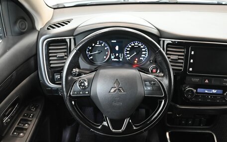 Mitsubishi Outlander III рестайлинг 3, 2018 год, 2 350 000 рублей, 11 фотография