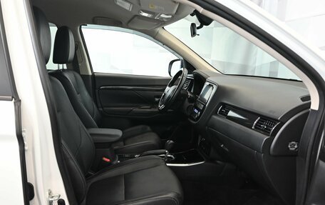 Mitsubishi Outlander III рестайлинг 3, 2018 год, 2 350 000 рублей, 10 фотография