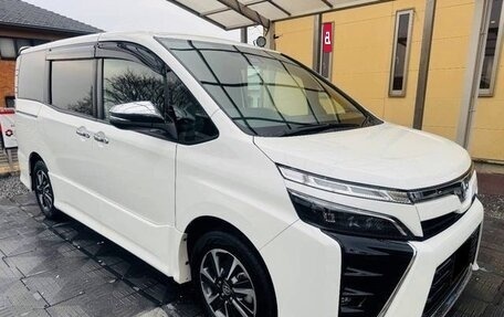Toyota Voxy III, 2021 год, 1 760 000 рублей, 1 фотография