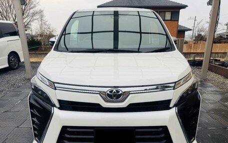 Toyota Voxy III, 2021 год, 1 760 000 рублей, 2 фотография