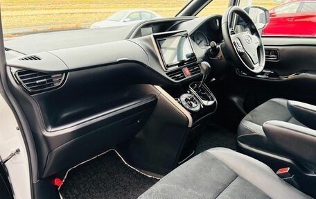 Toyota Voxy III, 2021 год, 1 760 000 рублей, 10 фотография