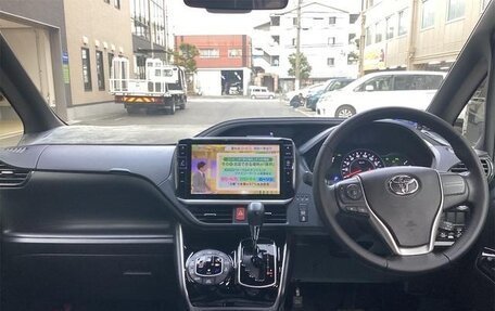 Toyota Voxy III, 2021 год, 1 795 000 рублей, 10 фотография