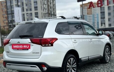 Mitsubishi Outlander III рестайлинг 3, 2019 год, 2 569 000 рублей, 9 фотография