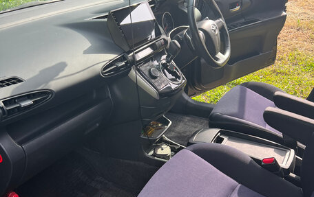Toyota Wish II, 2013 год, 1 560 000 рублей, 10 фотография