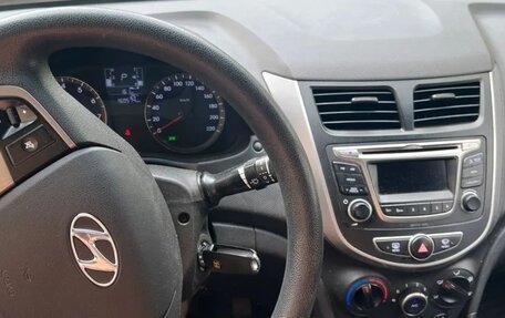 Hyundai Solaris II рестайлинг, 2015 год, 830 000 рублей, 4 фотография