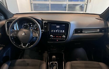 Mitsubishi Outlander III рестайлинг 3, 2022 год, 3 135 000 рублей, 9 фотография