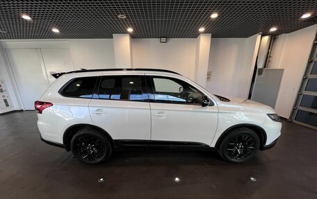 Mitsubishi Outlander III рестайлинг 3, 2022 год, 3 135 000 рублей, 2 фотография