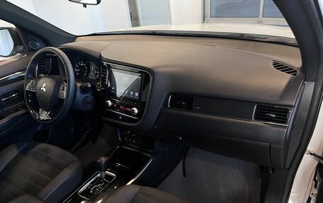 Mitsubishi Outlander III рестайлинг 3, 2022 год, 3 135 000 рублей, 12 фотография