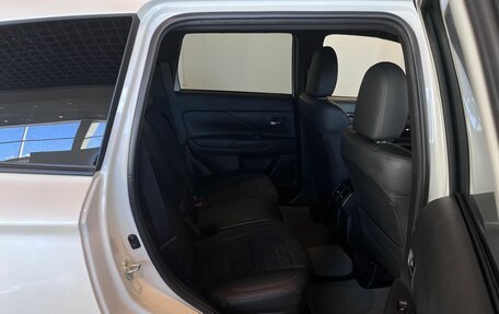 Mitsubishi Outlander III рестайлинг 3, 2022 год, 3 135 000 рублей, 17 фотография