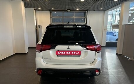 Mitsubishi Outlander III рестайлинг 3, 2022 год, 3 135 000 рублей, 4 фотография