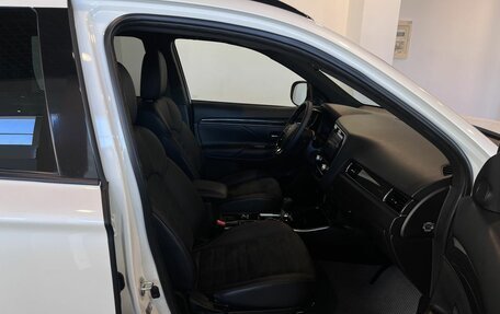Mitsubishi Outlander III рестайлинг 3, 2022 год, 3 135 000 рублей, 28 фотография