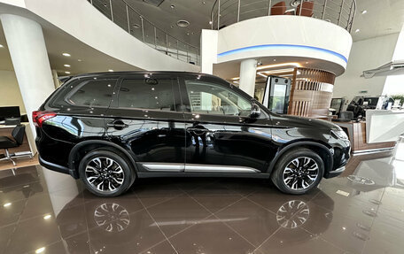 Mitsubishi Outlander III рестайлинг 3, 2021 год, 2 690 000 рублей, 8 фотография