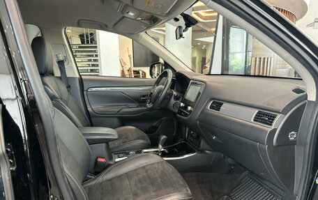 Mitsubishi Outlander III рестайлинг 3, 2021 год, 2 690 000 рублей, 15 фотография