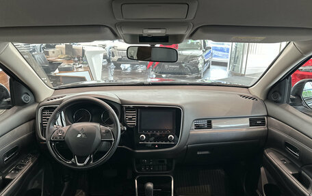 Mitsubishi Outlander III рестайлинг 3, 2021 год, 2 690 000 рублей, 18 фотография