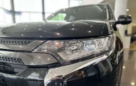 Mitsubishi Outlander III рестайлинг 3, 2021 год, 2 690 000 рублей, 21 фотография