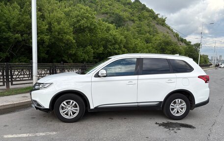 Mitsubishi Outlander III рестайлинг 3, 2017 год, 2 150 000 рублей, 8 фотография