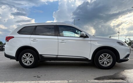 Mitsubishi Outlander III рестайлинг 3, 2017 год, 2 150 000 рублей, 2 фотография