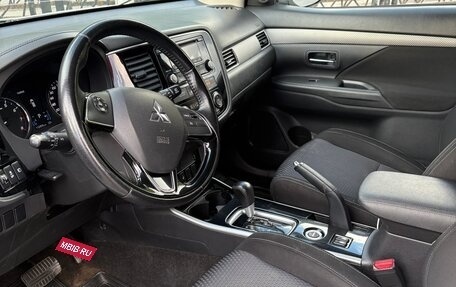 Mitsubishi Outlander III рестайлинг 3, 2017 год, 2 150 000 рублей, 14 фотография