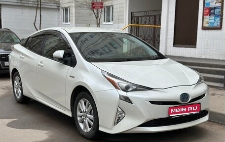Toyota Prius IV XW50, 2016 год, 1 610 000 рублей, 1 фотография