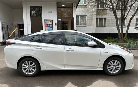 Toyota Prius IV XW50, 2016 год, 1 610 000 рублей, 8 фотография