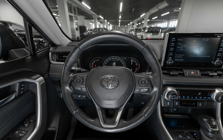 Toyota RAV4, 2020 год, 3 180 000 рублей, 10 фотография