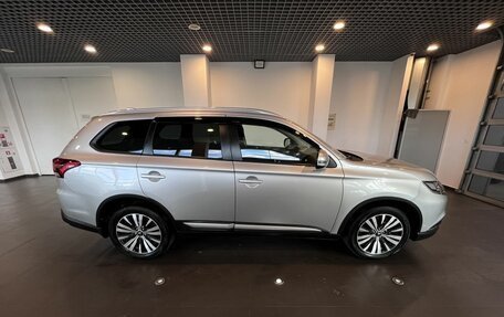 Mitsubishi Outlander III рестайлинг 3, 2019 год, 2 590 000 рублей, 2 фотография