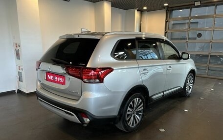 Mitsubishi Outlander III рестайлинг 3, 2019 год, 2 590 000 рублей, 3 фотография