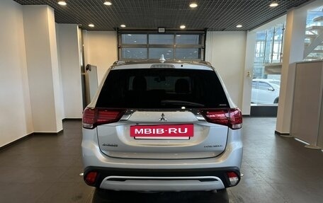 Mitsubishi Outlander III рестайлинг 3, 2019 год, 2 590 000 рублей, 4 фотография