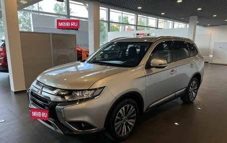 Mitsubishi Outlander III рестайлинг 3, 2019 год, 2 590 000 рублей, 7 фотография