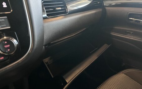 Mitsubishi Outlander III рестайлинг 3, 2019 год, 2 590 000 рублей, 29 фотография