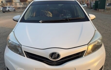 Toyota Vitz, 2013 год, 600 000 рублей, 2 фотография