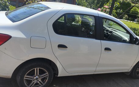 Renault Logan II, 2018 год, 850 000 рублей, 4 фотография