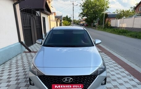 Hyundai Solaris II рестайлинг, 2021 год, 1 570 000 рублей, 2 фотография