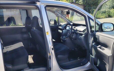Toyota Voxy II, 2009 год, 1 200 000 рублей, 7 фотография