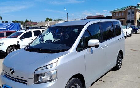 Toyota Voxy II, 2009 год, 1 200 000 рублей, 3 фотография