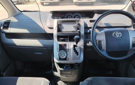 Toyota Voxy II, 2009 год, 1 200 000 рублей, 9 фотография