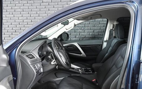 Mitsubishi Pajero Sport III рестайлинг, 2019 год, 2 980 000 рублей, 10 фотография