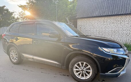 Mitsubishi Outlander III рестайлинг 3, 2015 год, 1 470 000 рублей, 4 фотография